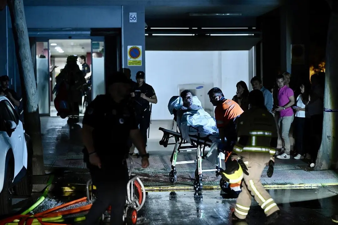 Varios servicios de emergencias trabajan en el exterior de la residencia, en la calle Salvador Allende de Zaragoza ./ Marcos Cebri&aacute;n - Europa Press