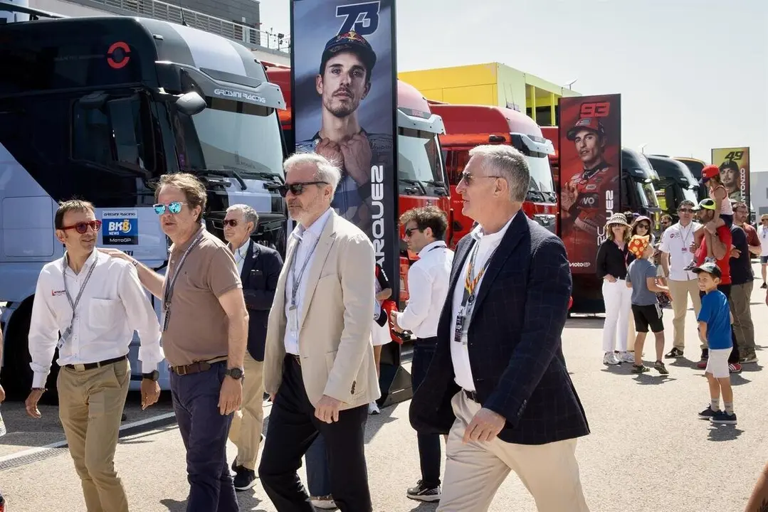 El presidente del Gobierno de Arag&oacute;n, Jorge Azc&oacute;n, a su llegada al circuito de Motorland junto a los consejeros Roberto Berm&uacute;dez de Castro y Manuel Blasco y el director gerente de Motorland, Jorge Panad&eacute;s. - FABI&Aacute;N SIM&Oacute;N