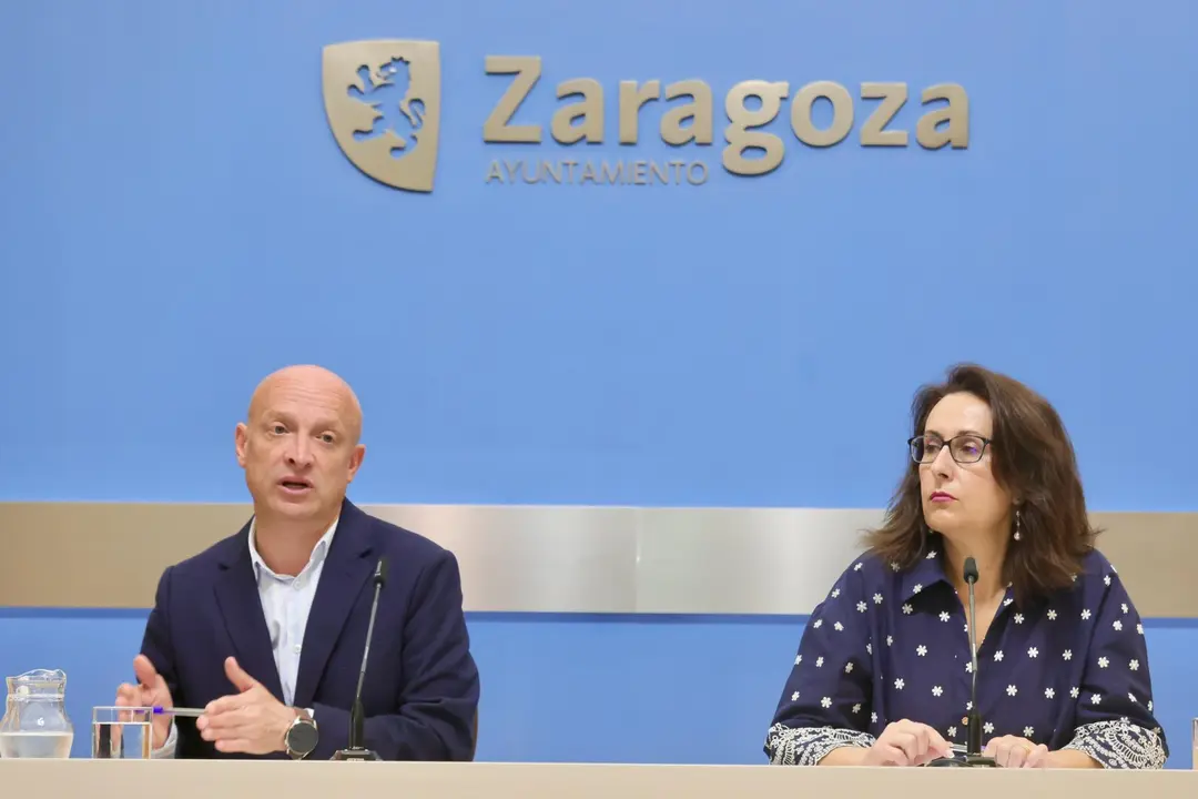 El consejero de Econom&iacute;a, Carlos Gimeno, junto a la concejal de Vox, Eva Torres. /AZ