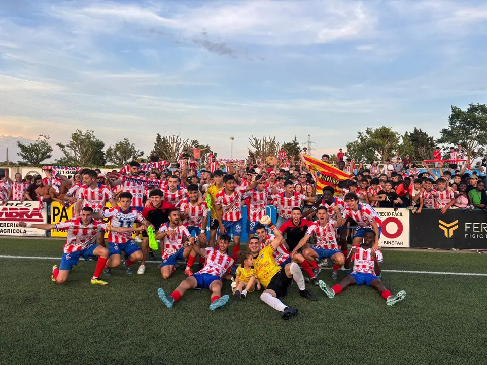 Celebraci&oacute;n de los jugadores y afici&oacute;n del Monz&oacute;n / Atl&eacute;tico Monz&oacute;n