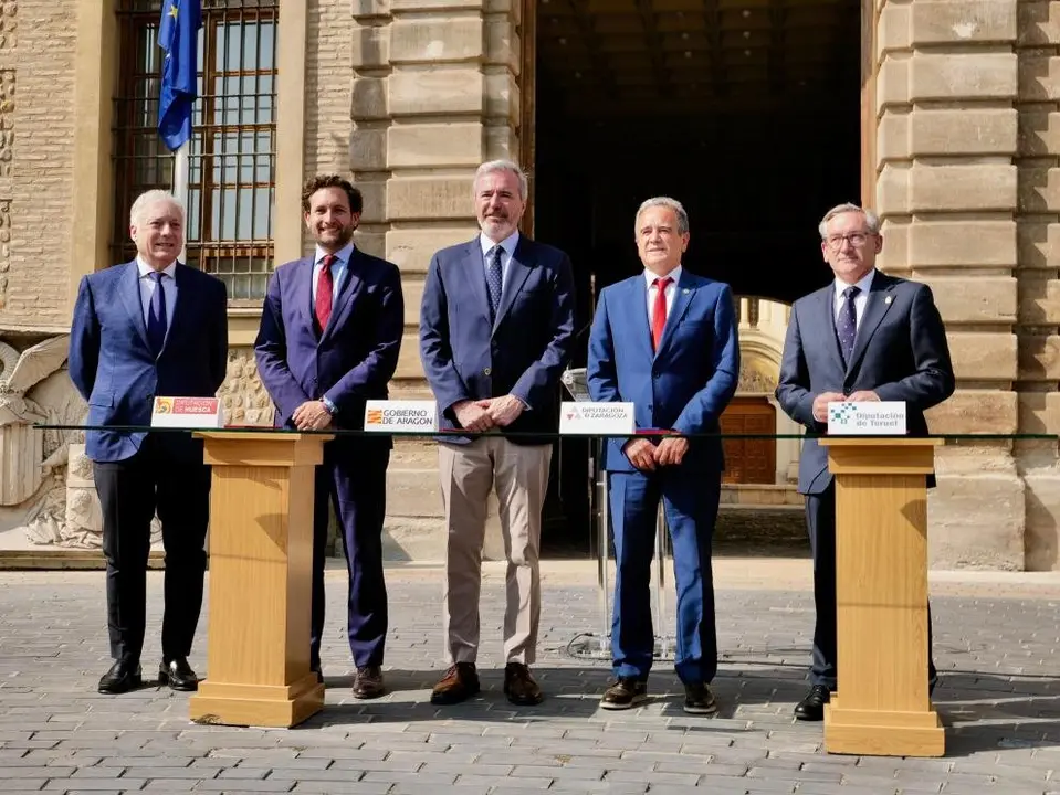 El consejero Fomento, los presidentes de las tres diputaciones provinciales y el presidente del Gobierno de Arag&oacute;n, antes de la firma del convenio. El consejero Fomento, los presidentes de las tres diputaciones provinciales y el presidente del Gobierno de Arag&oacute;n, antes de la firma del convenio. / Fabi&aacute;n Sim&oacute;n