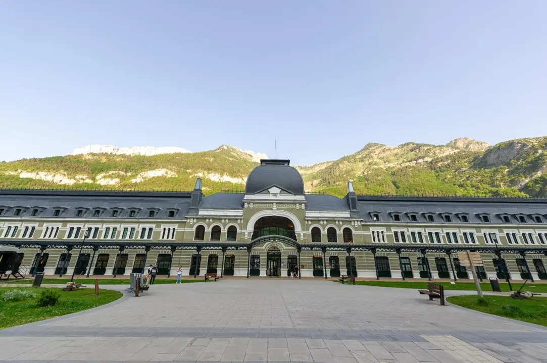 Reapertura tren de Canfranc dos a&ntilde;os despu&eacute;s / V&iacute;a Ministerio de Transportes Espa&ntilde;a