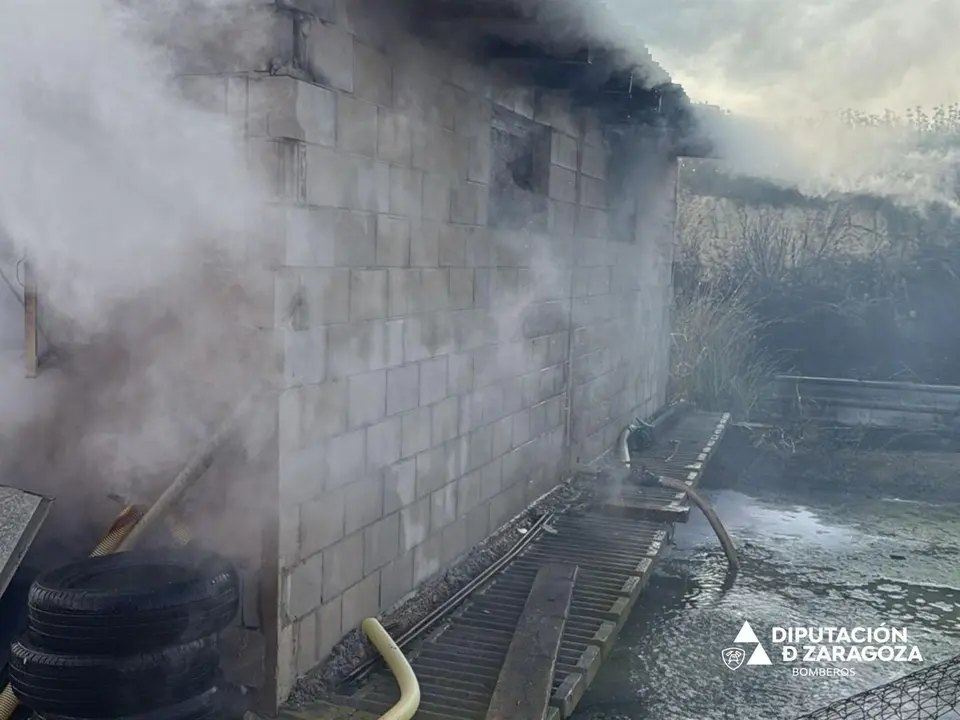 Bomberos de la DPZ sofocan un incencio en una nave de almacenamiento de medicamentos en Ejea
- DIPUTACI&Oacute;N DE ZARAGOZA