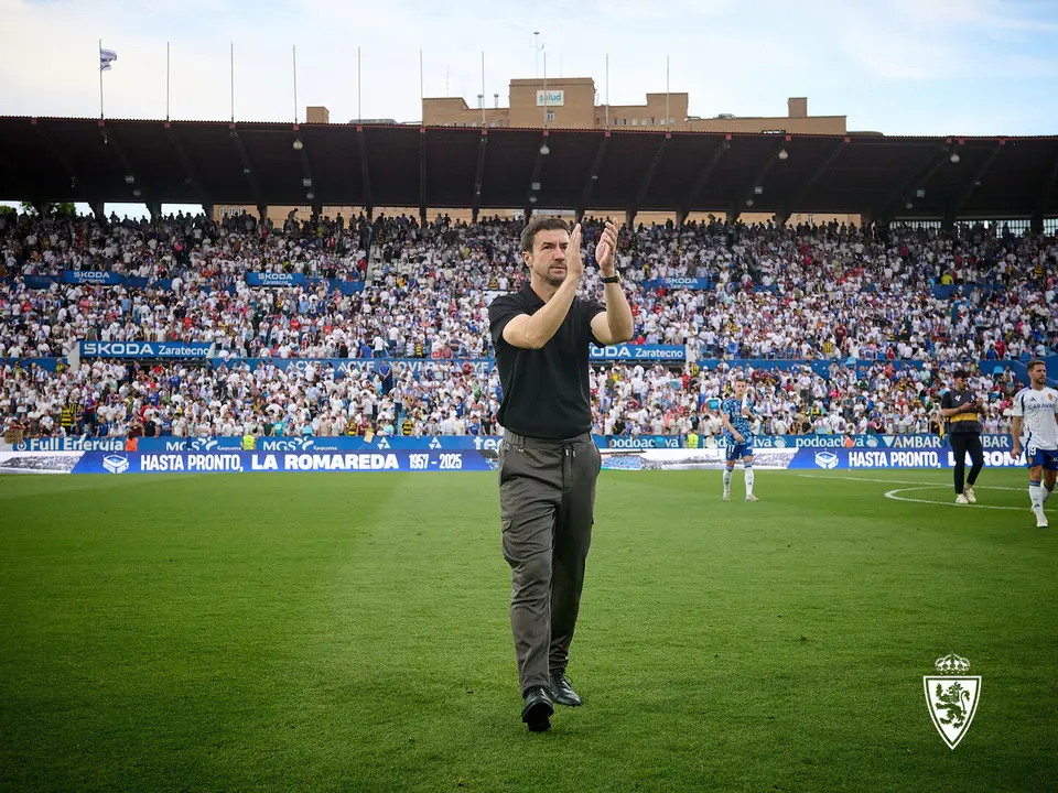 Gabi Fern&aacute;ndez aplaudiendo a La Romareda / Real Zaragoza
