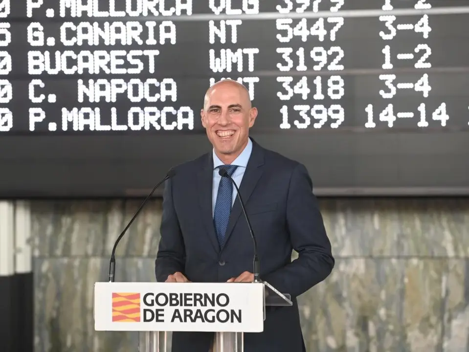 David S&aacute;nchez Fraile, director general de Transportes, ha anunciado la duplicaci&oacute;n de frecuencias entre el Aeropuerto de Zaragoza y los de Tenerife Norte y Gran Canaria. David S&aacute;nchez Fraile, director general de Transportes, ha anunciado la duplicaci&oacute;n de frecuencias entre el Aeropuerto de Zaragoza y los de Tenerife Norte y Gran Canaria. / Ram&oacute;n Comet.