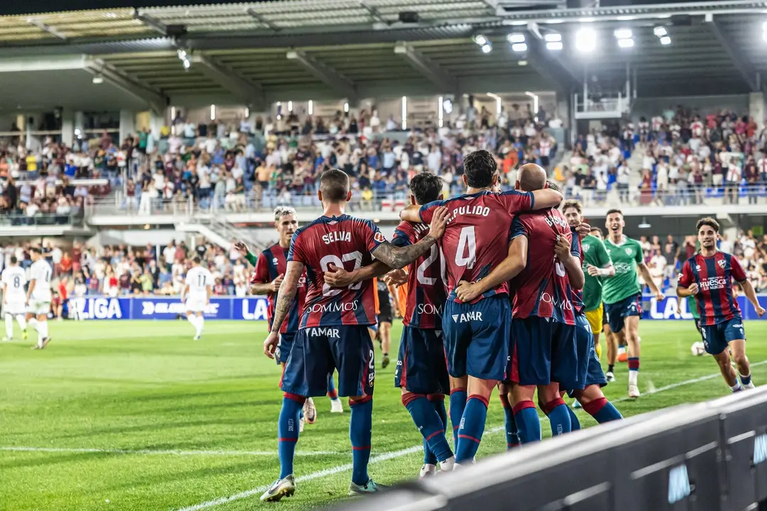 Celebraci&oacute;n de los jugadores del Huesca en El Alcoraz / SD Huesca