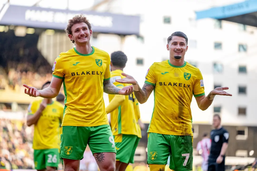 Borja Sainz junto a Sargent celebrando un gol / Norwich City