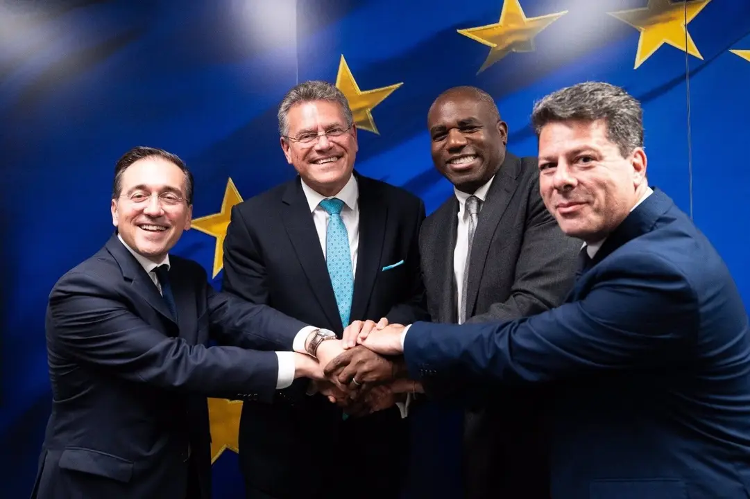 El ministro de Asuntos Exteriores, Jos&eacute; Manuel Albares, celebra el acuerdo sobre Gibraltar con el comisario Maros Sefcovic, el ministro brit&aacute;nico David Lammy y el ministro principal gibraltare&ntilde;o Fabian Picardo. / MINISTERIO DE ASUNTOS EXTERIORES Y COOPERACI&Oacute;N