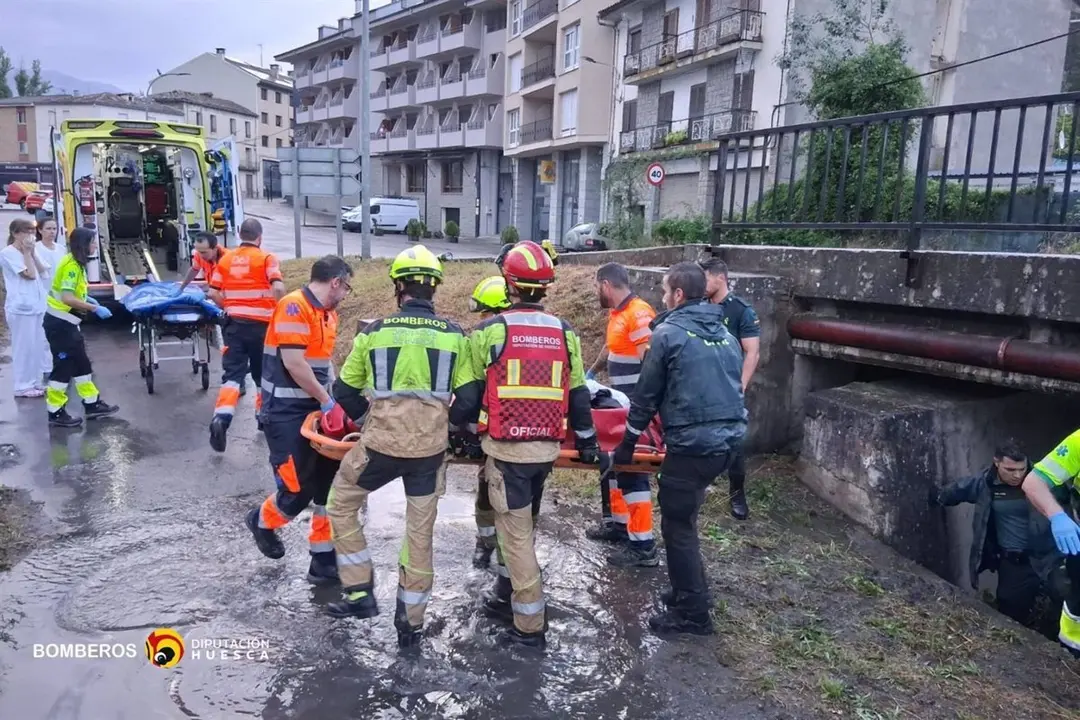 Rescate de un joven en el r&iacute;o Ara ./ DPH