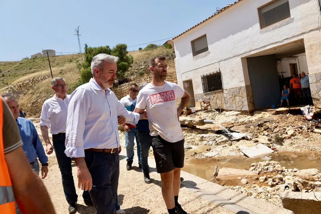 El presidente de Arag&oacute;n, Jorge Azc&oacute;n, visita las zonas afectadas por las tormentas./ Fabi&aacute;n Sim&oacute;n