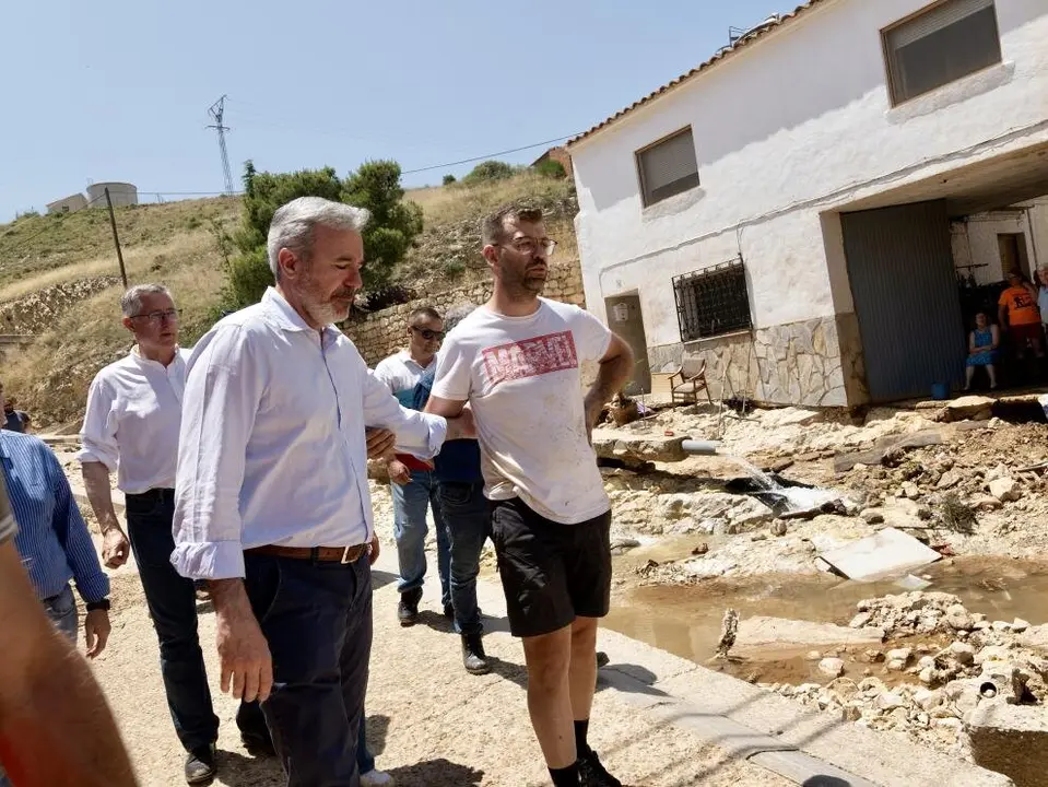 El presidente Azc&oacute;n, en Almonacid de la Cuba, uno de los pueblos afectados por las lluvias torrenciales. El presidente Azc&oacute;n, en Almonacid de la Cuba, uno de los pueblos afectados por las lluvias torrenciales. / Fabian Simon