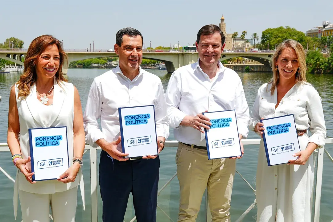 El presidente del PP de Andaluc&iacute;a, Juanma Moreno (2i), el presidente del PP de Castilla y Le&oacute;n, Alfonso Fern&aacute;ndez Ma&ntilde;ueco (2d), la alcaldesa de Zaragoza, Natalia Chueca (i); y la eurodiputada del PP, Alma Ezcurra (d), presentan la Ponencia Pol&iacute;tica del X / EP