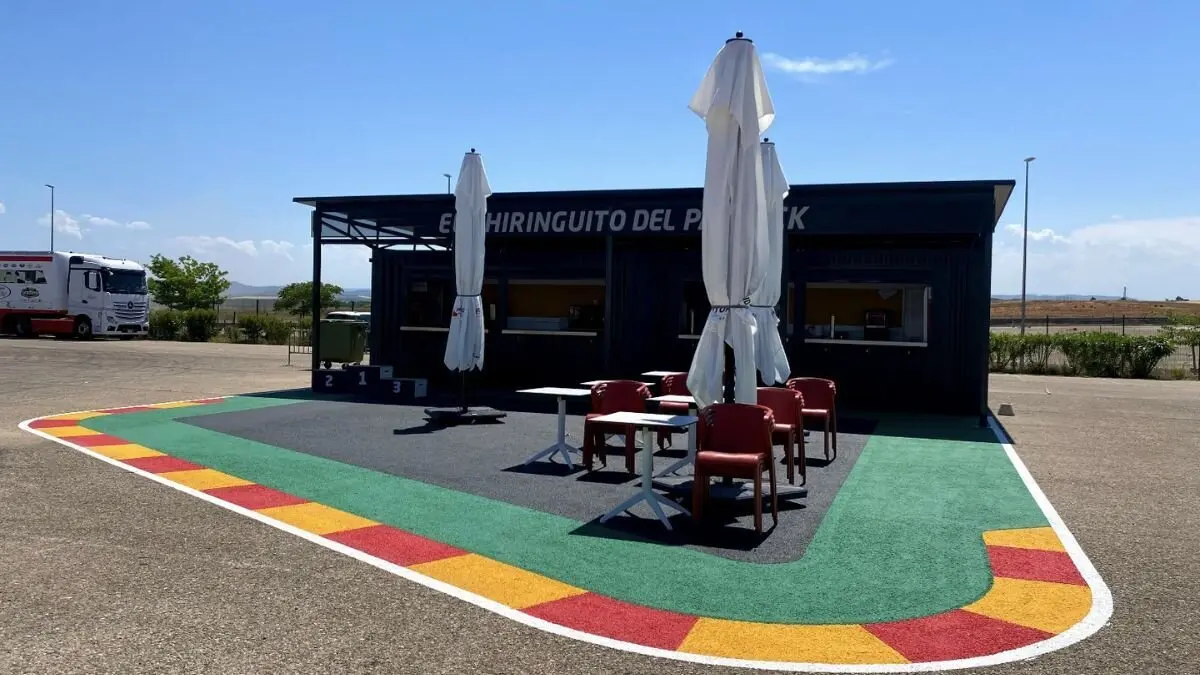 El nuevo chiringuito del paddock de Motorland es obra de Kardham 78 y Arpa.