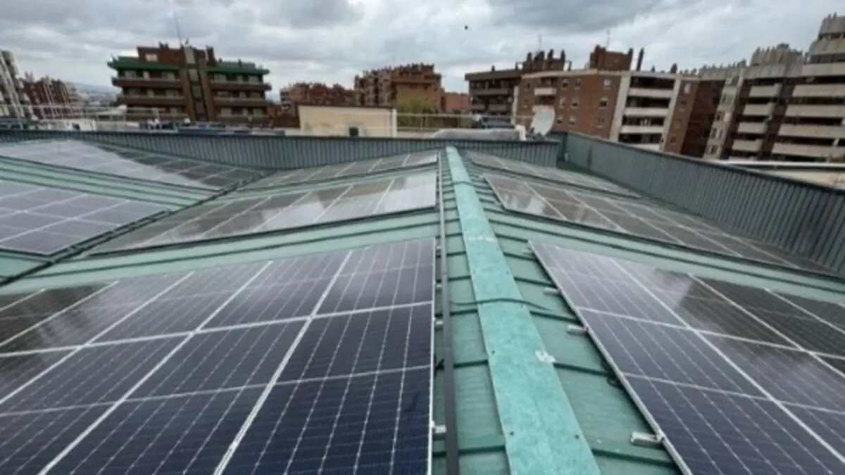 Cubierta del centro comercial GranCasa, con el parque fotovoltaico.