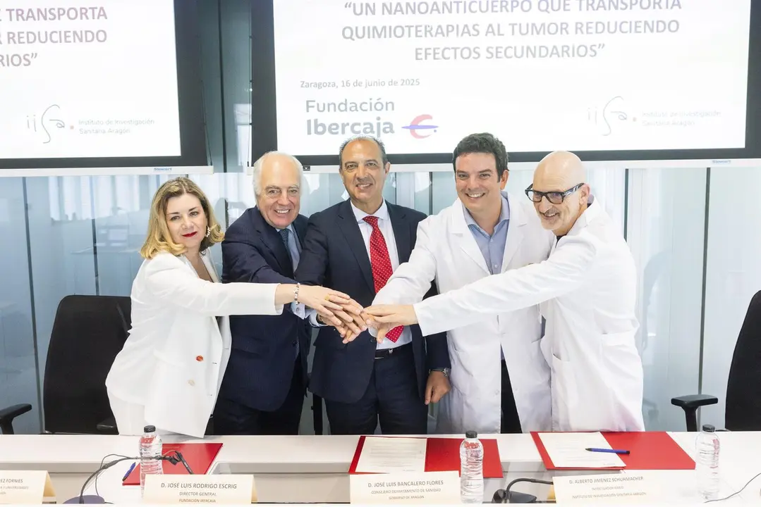 Firma del convenio entre el Instituto de Investigaci&oacute;n Sanitaria de Arag&oacute;n y Fundaci&oacute;n Ibercaja para desarrollar el proyecto 'Sara'. / CHUS MARCHADOR/FUNDACI&Oacute;N IBERCAJA