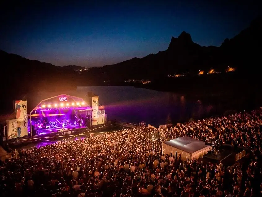 Escenario flotante de Prineos Sur. / PIRINEOS SUR