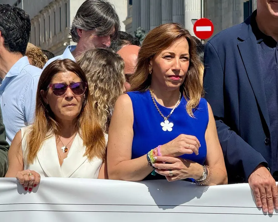 La alcaldesa de Zaragoza, Natalia Chueca, en la concentraci&oacute;n convocada por la Federaci&oacute;n Espa&ntilde;ola de Municipios y Provincias. /AZ