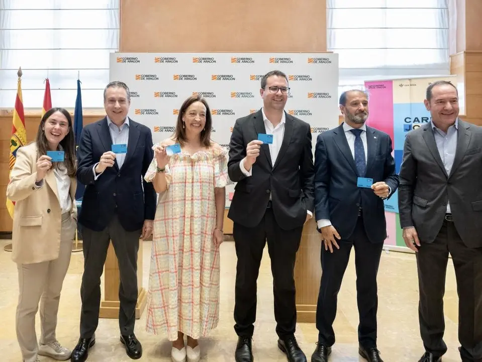 En la imagen, la Consejera Sus&iacute;n y la directora gerente del IAJ, Cristina Navarro, con los representantes de las tres entidades financieras. / Fabi&aacute;n Sim&oacute;n