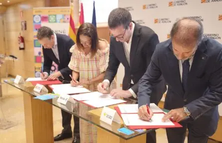 Firma del nuevo convenio. / CARN&Eacute; JOVEN