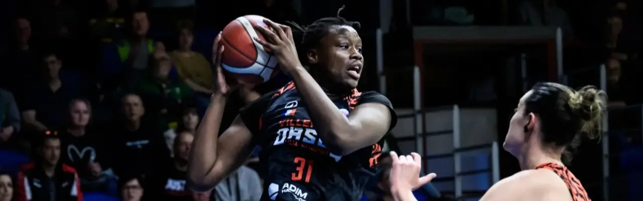 Aminata Gueye durante un partido con Villeneuve d&rsquo;Ascq LM / Casademont Zaragoza