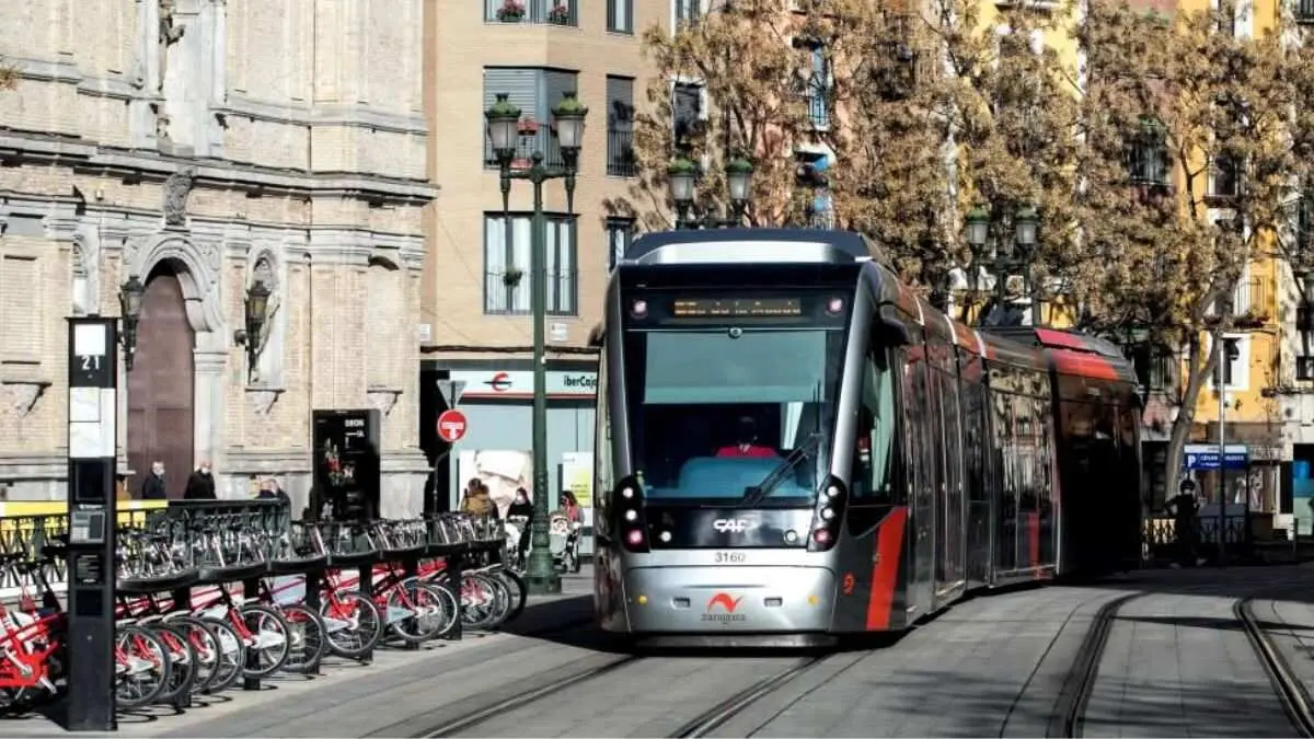 El tranv&iacute;a de Zaragoza, a su paso por el Casco Hist&oacute;rico / HOY ARAG&Oacute;N