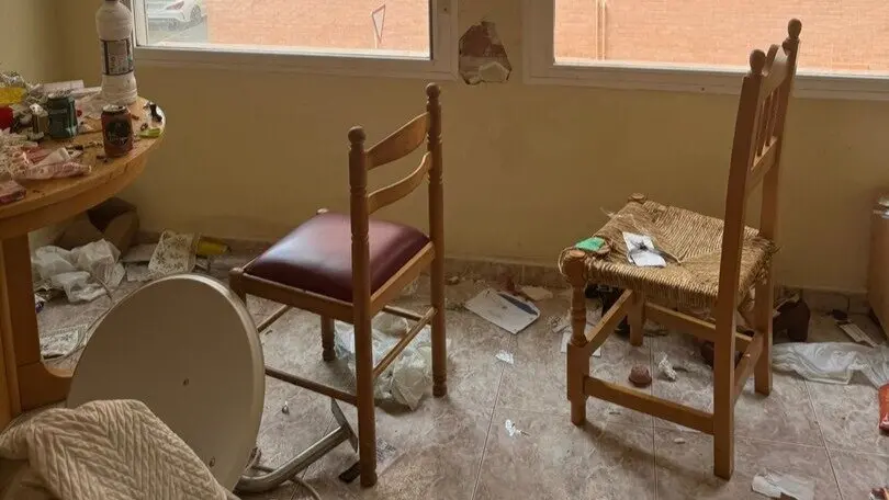 Imagen del estado de los muebles y habitaciones que se encontr&oacute; la propietaria de la vivienda/ Cedida a H.A.