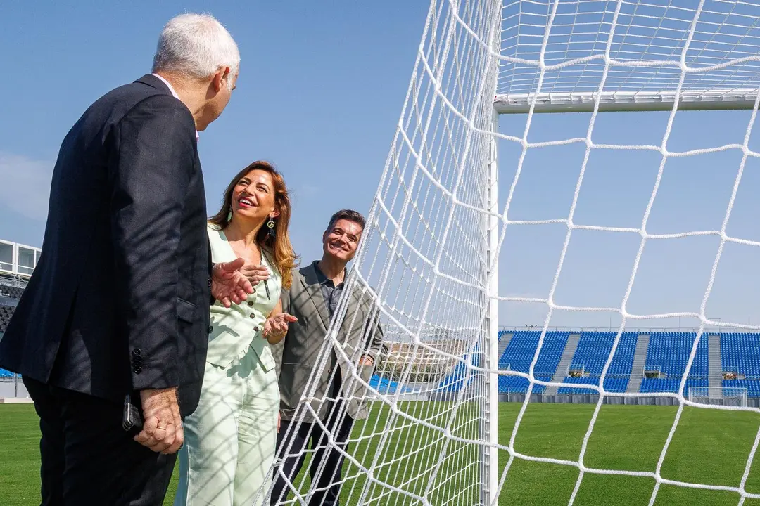 Imagen de la visita de la alcaldesa, Natalia Chueca, al estadio modular. /AZ