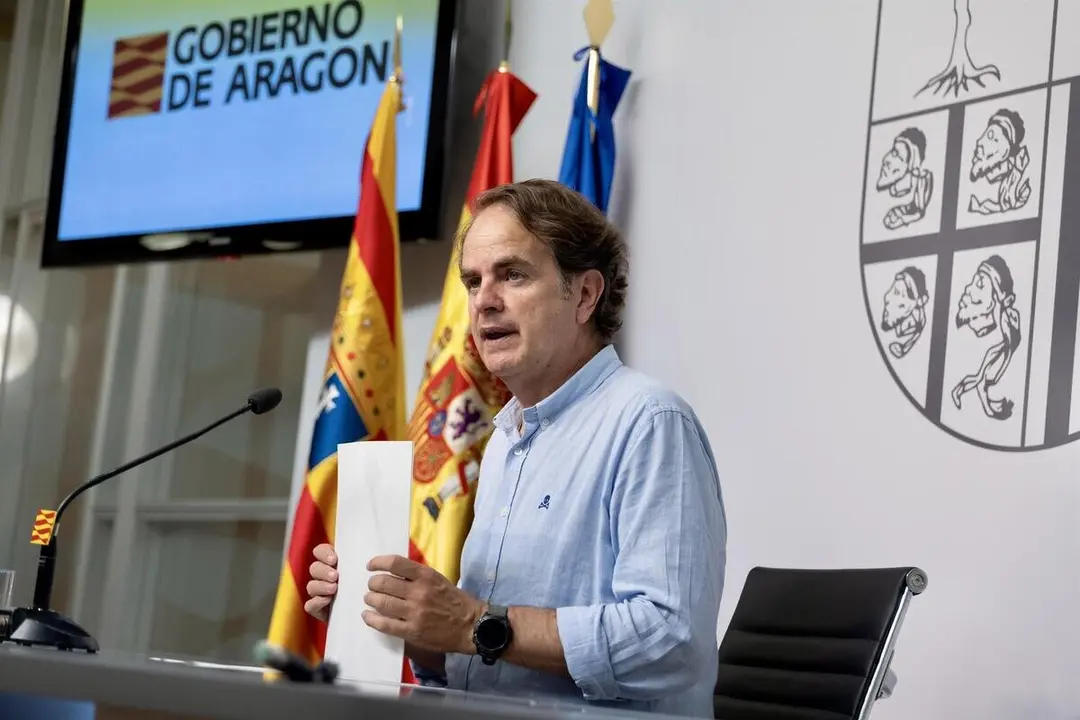 El consejero de Hacienda, Interior y Administraci&oacute;n P&uacute;blica, Roberto Berm&uacute;dez de Castro, este jueves en la sala de prensa del Edificio Pignatelli.
- FABIAN SIMON