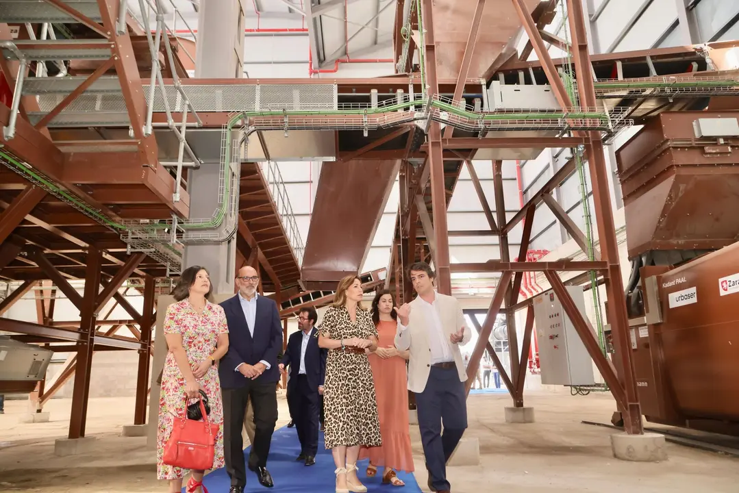 La alcaldesa de Zaragoza inaugura la nueva l&iacute;nea de tratamiento para residuos org&aacute;nicos del CTRUZ. /AZ