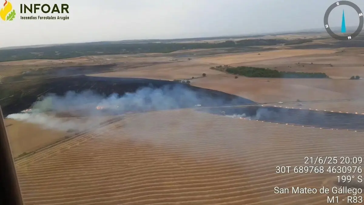 Imagen de este s&aacute;bado 21 de junio del incendio en un terreno agr&iacute;cola de San Mateo. INFOAR lo dio por controlado pasadas las 22.00 horas.
- INFOAR