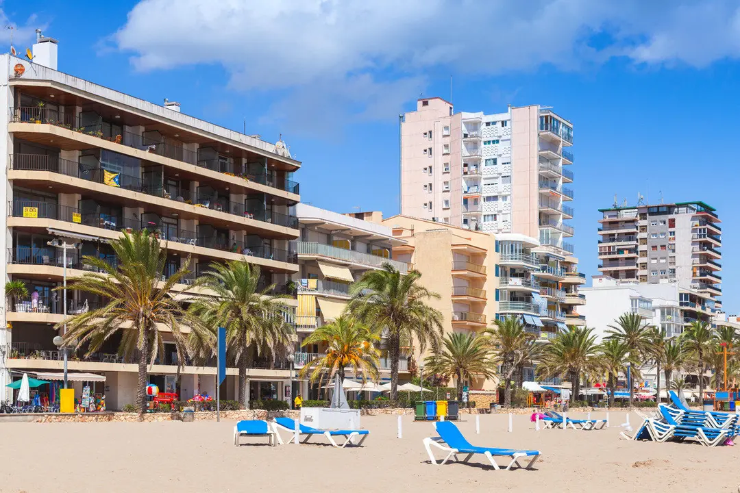 La playa de la Costa Dorada cada vez m&aacute;s popular entre los turistas: no es Salou ./ Expedia