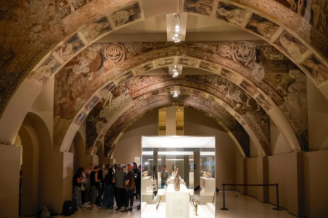 Varias personas observan las pinturas murales del Monasterio de Sijena expuestas en el Museu Nacional d&rsquo;Art de Catalunya (MNAC).
- Kike Rinc&oacute;n - Europa Press