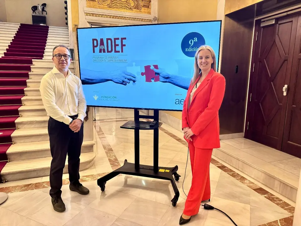 El director general de la Asociaci&oacute;n de Empresa Familiar de Arag&oacute;n (AEFA), Jorge Esteban, y la directora de la Fundaci&oacute;n Caja Rural de Arag&oacute;n, Laura Prada, han presentado la IX edici&oacute;n del Programa de An&aacute;lisis y Direcci&oacute;n de la Empresa Familiar (PADEF).