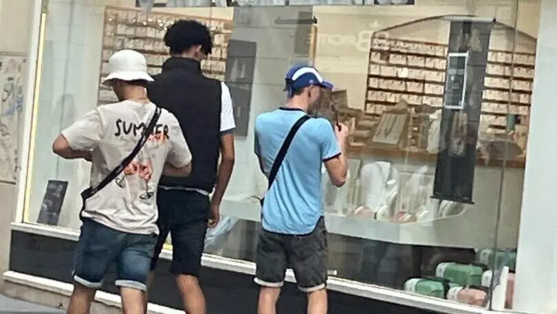 Imagen de algunos presuntos miembros de este grupo que intimida a los comerciantes del centro de Zaragoza /H.A.