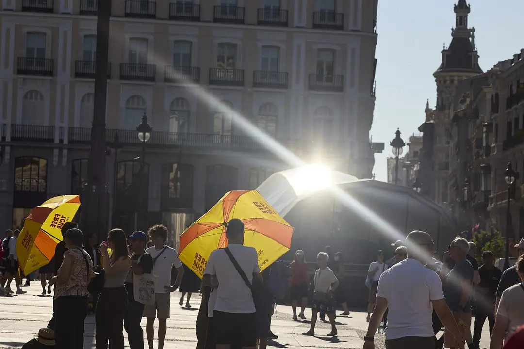 Varias personas pasean por la calle. / EP