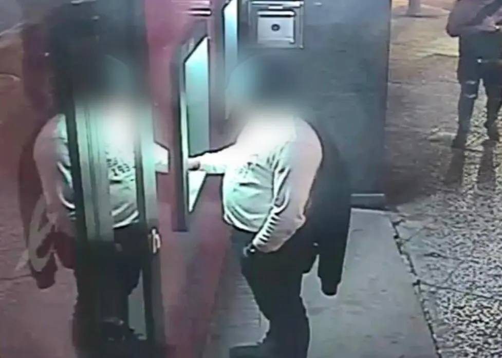 Imagen captada por una c&aacute;mara de una de las personas denunciadas sacando dinero de un cajero cercano a las 3:30 de la madrugada de la noche del suceso/ Cedida a H.A.