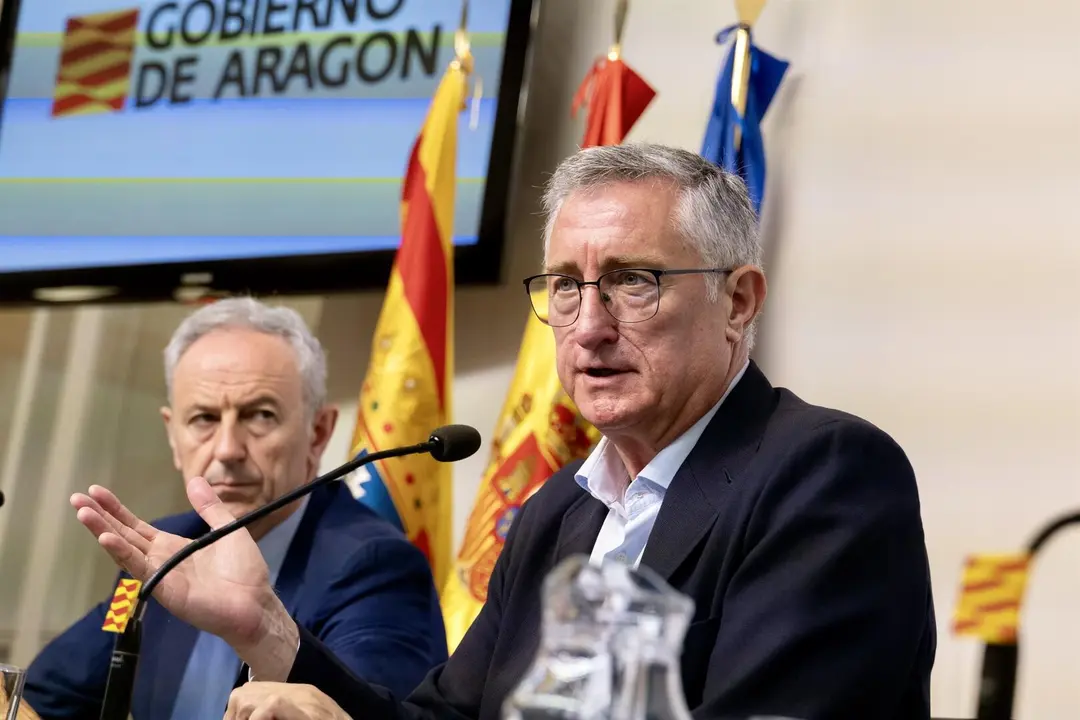 El consejero de Medio Ambiente y Turismo, Manuel Blasco, junto al director gerente del Instituto Aragon&eacute;s del Agua, Luis Esta&uacute;n. - FABIAN SIM&Oacute;N/GOBIERNO DE ARAG&Oacute;N