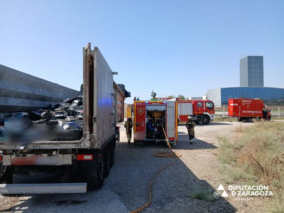 Cami&oacute;n incendiado. / DPZ
