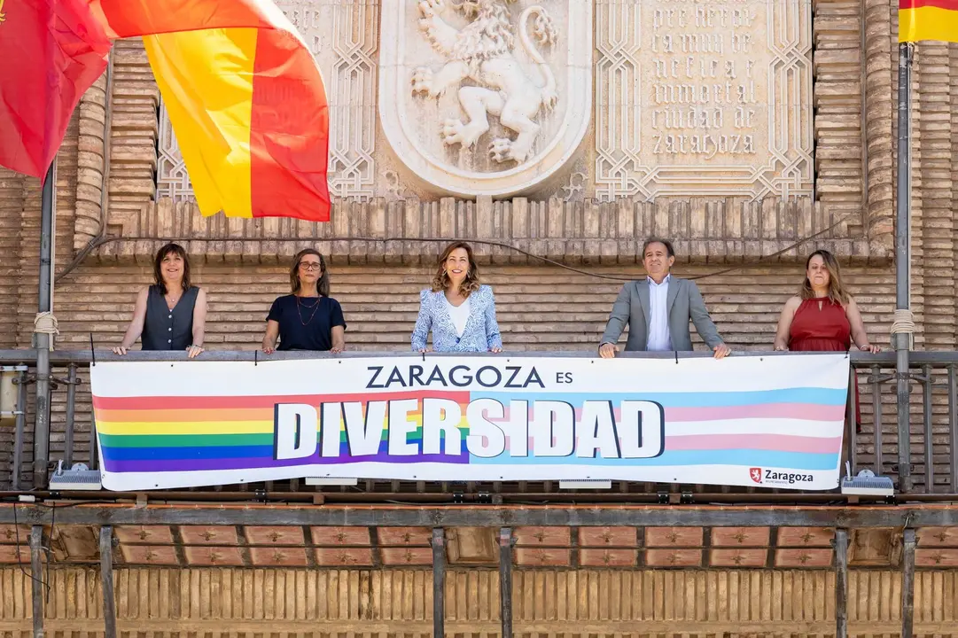El balc&oacute;n principal del Ayuntamiento de Zaragoza luce la pancarta con el lema &lsquo;Zaragoza es diversidad&rsquo;. /AZ