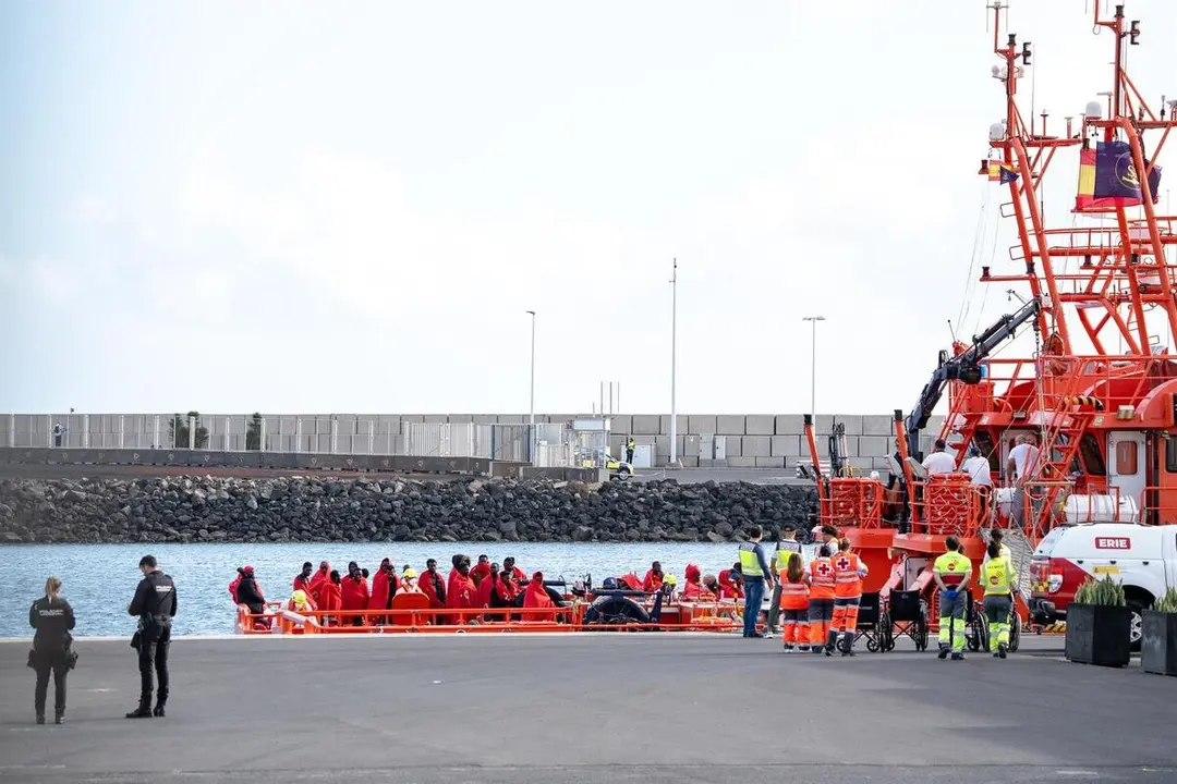 Archivo - Agentes de los equipos de emergencia atienden a los migrantes en el muelle de Arrecife, a 6 de enero de 2025, en Lanzarote, Canarias (Espa&ntilde;a).
- Europa Press Canarias - Europa Press - Archivo