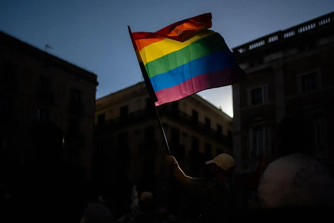 Archivo - Una bandera LGTBI+ durante una manifestaci&oacute;n por el D&iacute;a del Orgullo
- Lorena Sop&ecirc;na - Europa Press - Archivo