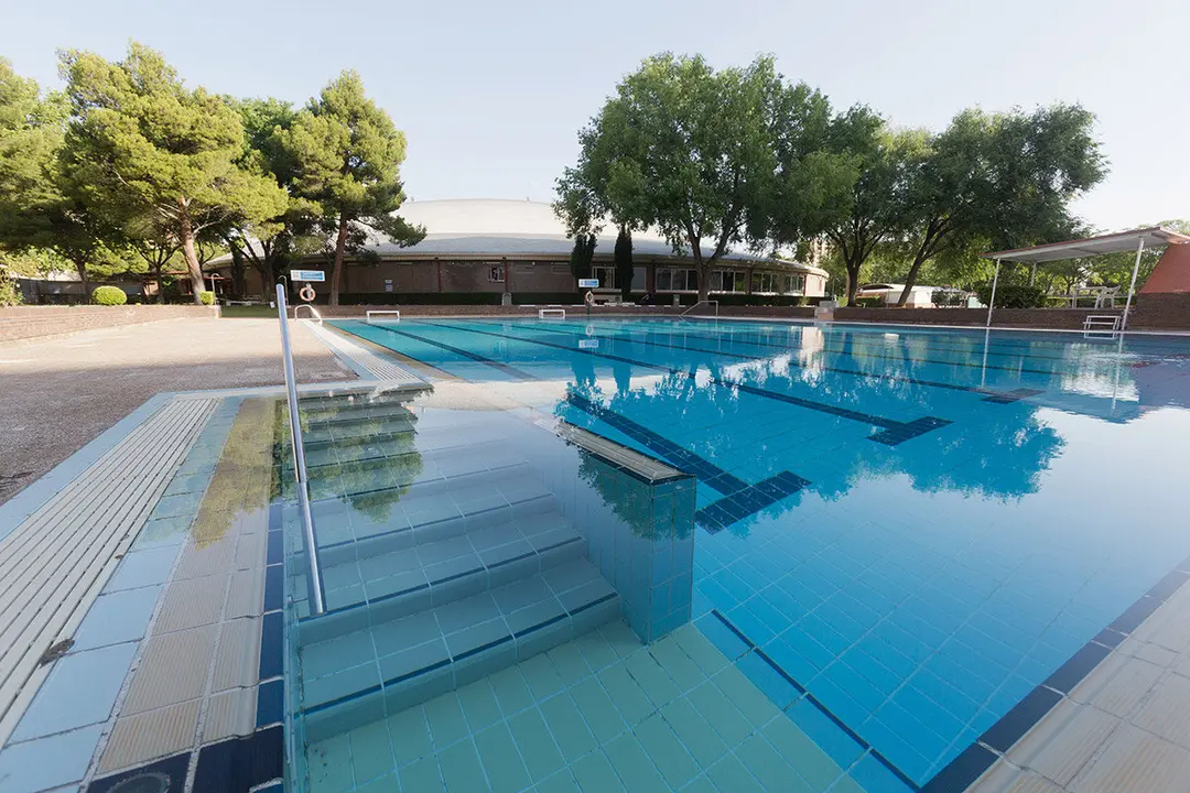 Piscina exterior del Palacio de Deportes de Zaragoza (El Huevo)