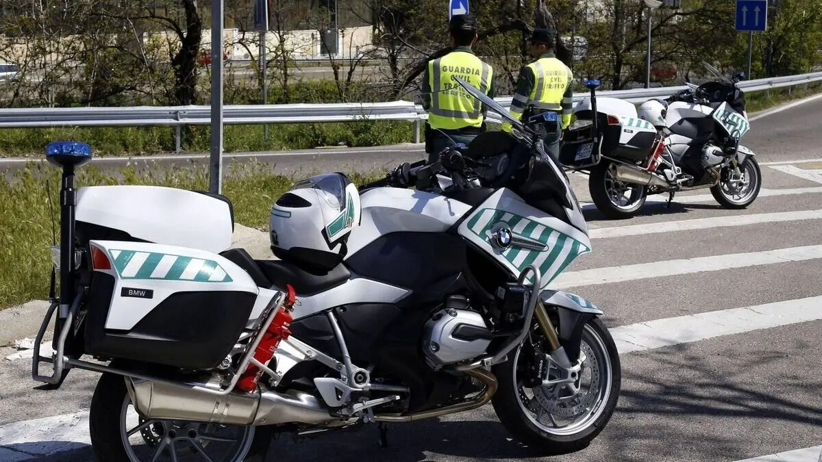 Agentes de la DGT controlando el tr&aacute;fico (Paco Campos/EFE)