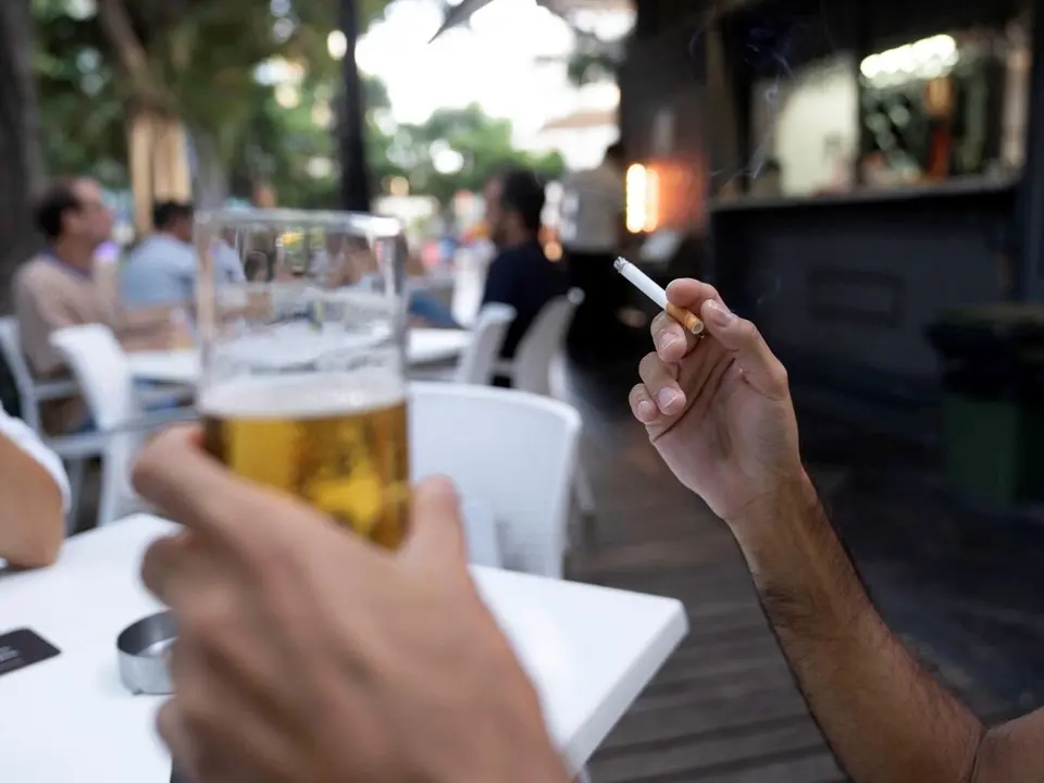Una persona fumando en una terraza en Santa Cruz de Tenerife (EFE)