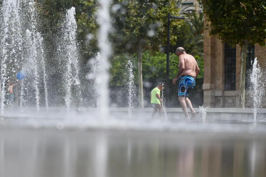 Archivo - Dos personas se refrescan en una fuente en Valencia
- Jorge Gil - Europa Press - Archivo