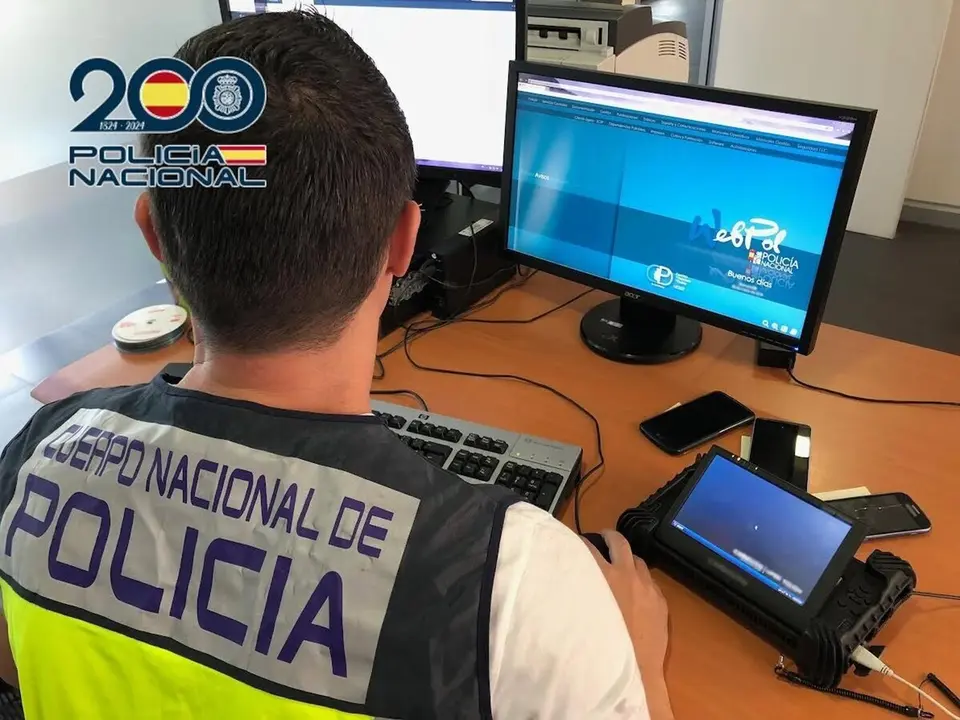 Archivo - Un agente de la Polic&iacute;a frente a un ordenador
- POLIC&Iacute;A NACIONAL - Archivo
