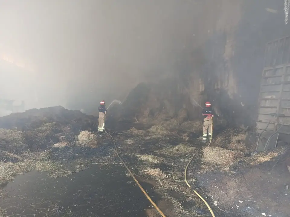 Bomberos de la DPT trabajando en el incendio de una nave agr&iacute;cola de la localidad de Hinojosa de Jarque.
- DPT