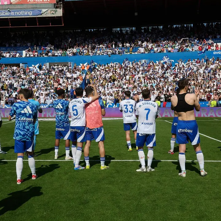 Jugadores del Real Zaragoza aplaudiendo a su afici&oacute;n / Real Zaragoza