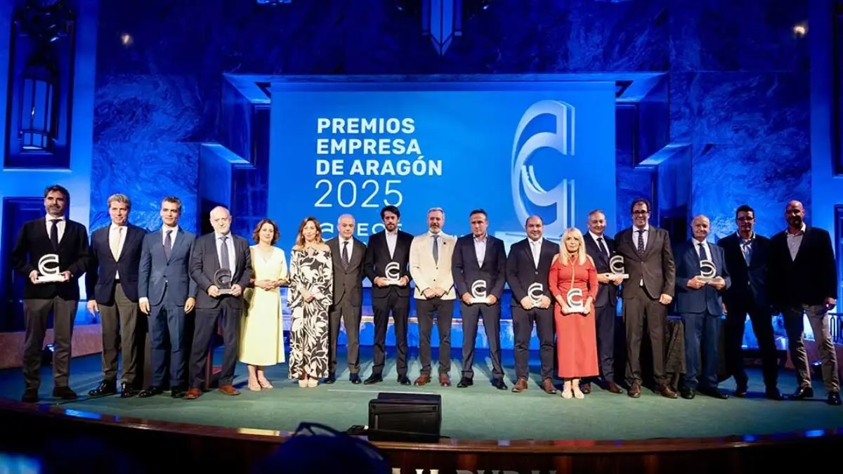 Foto de familia de los cuarta edici&oacute;n de los Premios Empresa de Arag&oacute;n convocados por CEOE Arag&oacute;n. / DGA