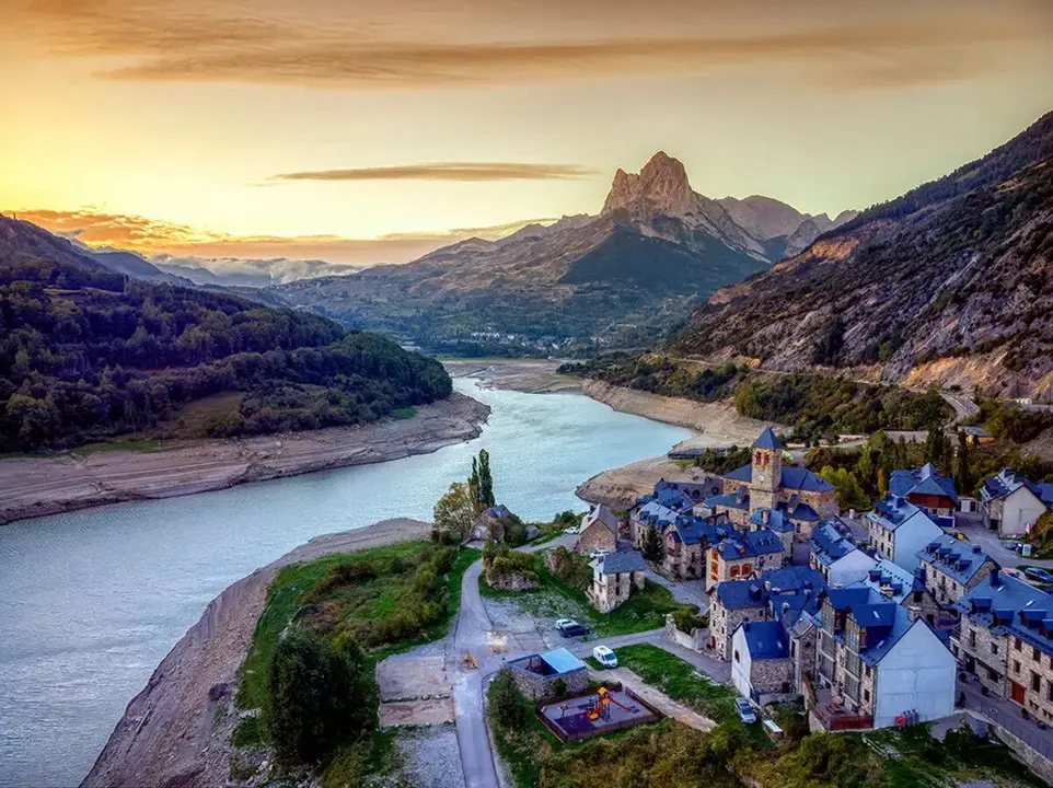 Lanuza ./ StockPhotoAstur